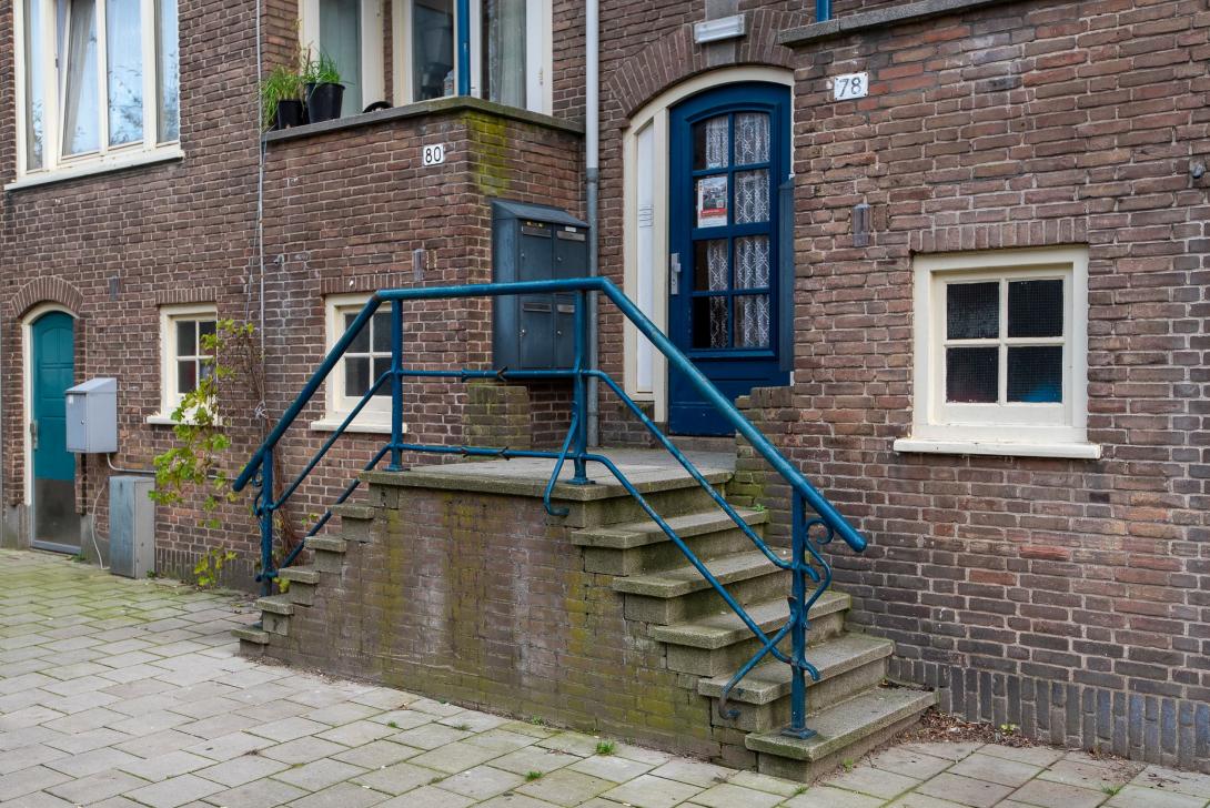 Monumentale entree in ongerestaureerde staat. Entree wordt opnieuw gemetseld.