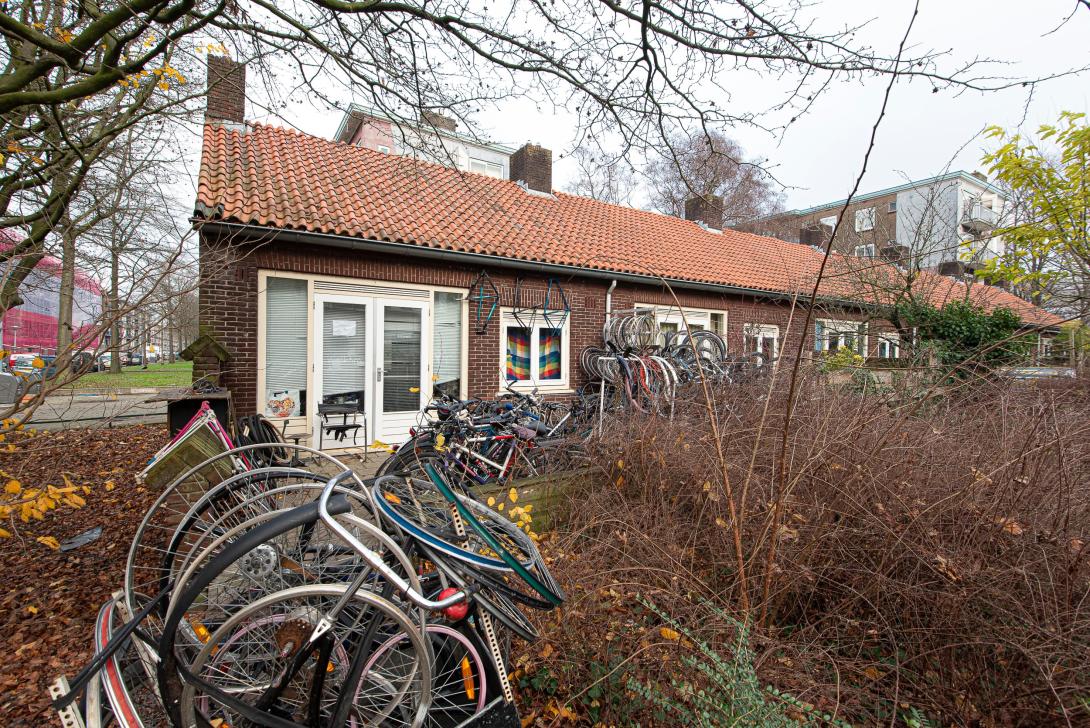 De renovatiebuurt wordt in het zuiden afgesloten door de karakteristieke laagbouw van het Piet Paaltjenspad.