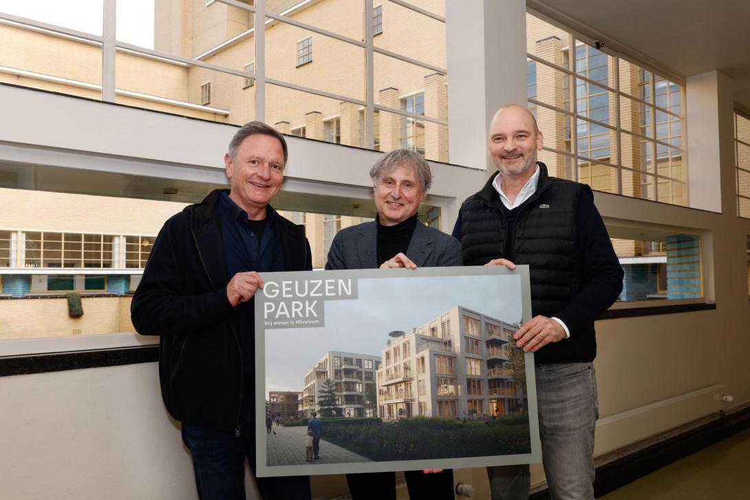 George van der Vlugt, directeur en eigenaar van projectontwikkelaar en belegger Prosper Vitae, Edwin Göbbels, projectwethouder 1221, en Olivier Slot, mede-eigenaar van de projectontwikkeling Geuzenpark (v.l.n.r.) ondertekenden in het Hilversumse Raadhuis de samenwerkingsovereenkomst voor de ontwikkeling van het Locatieontwikkelplan Korte Noorderweg fase 1.