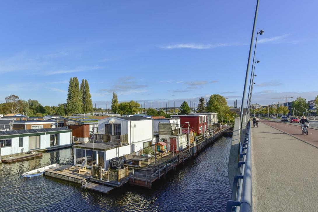 Woonboten naast de NDSM brug over Zijkanaal 1 aan de Klaprozenweg. 