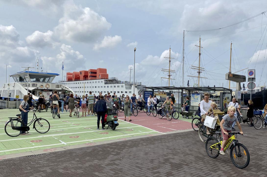 NDSM pont aan het einde van de Klaprozenweg op het NDSM terrein. 