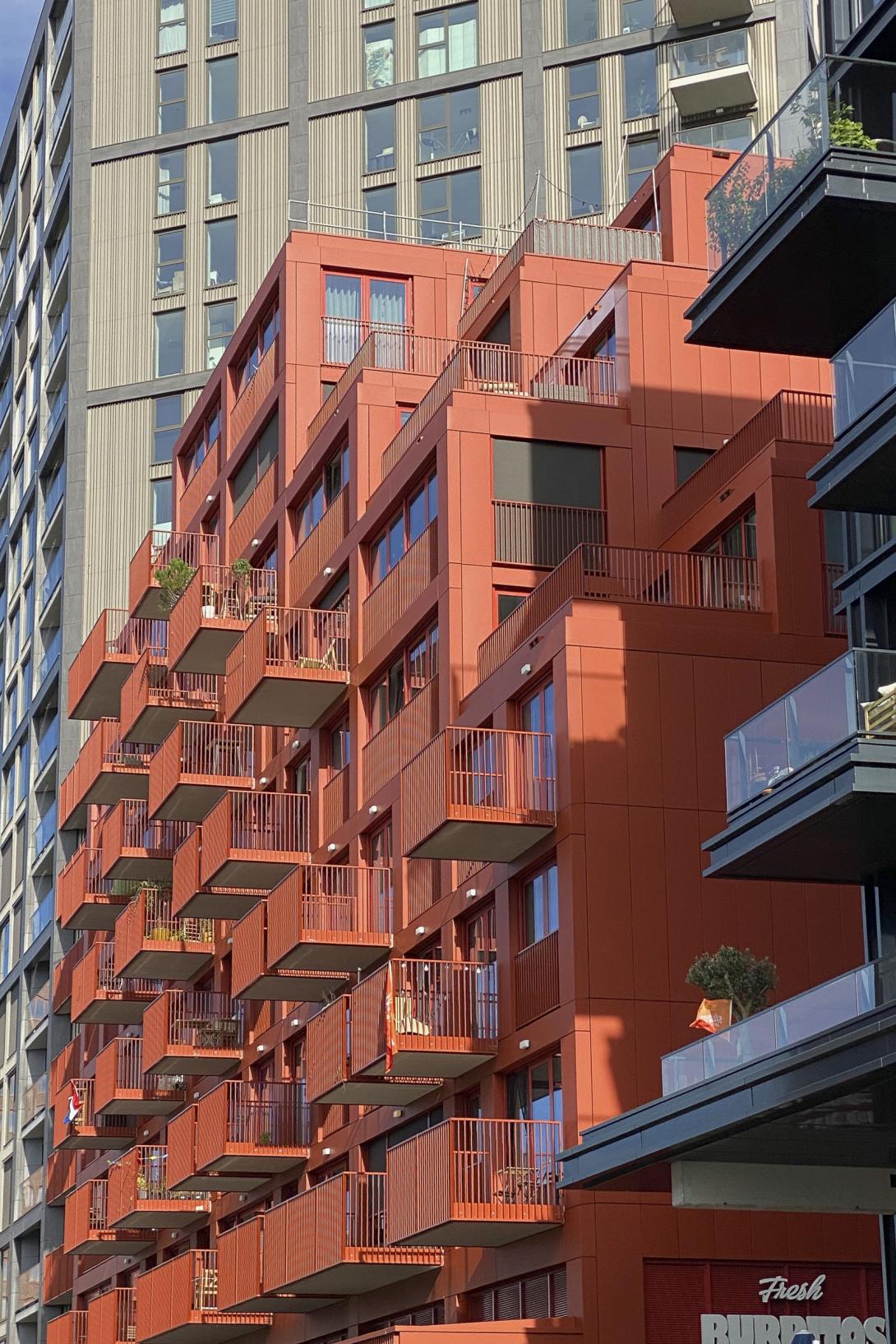 Kleurrijke nieuwbouw tegenover de IJ kantine op het NDSM terrein ten westen van de Klaprozenweg. 