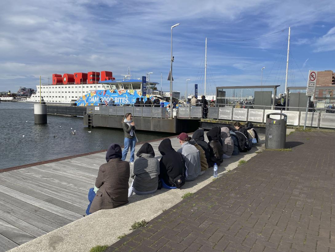 NDSM pont naast het Botel vlakbij de pont en de NDSM kantine 