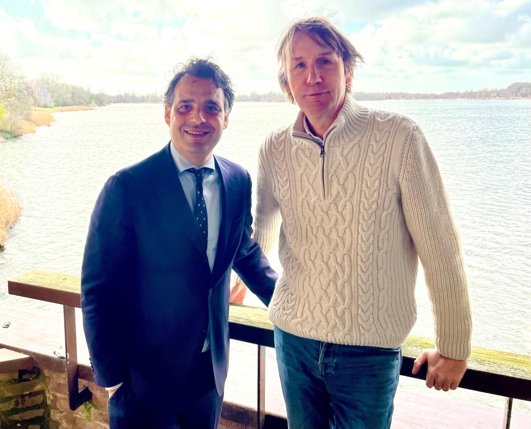 Wethouders Adam Elzakalai en Herbert Raat bij De Poel