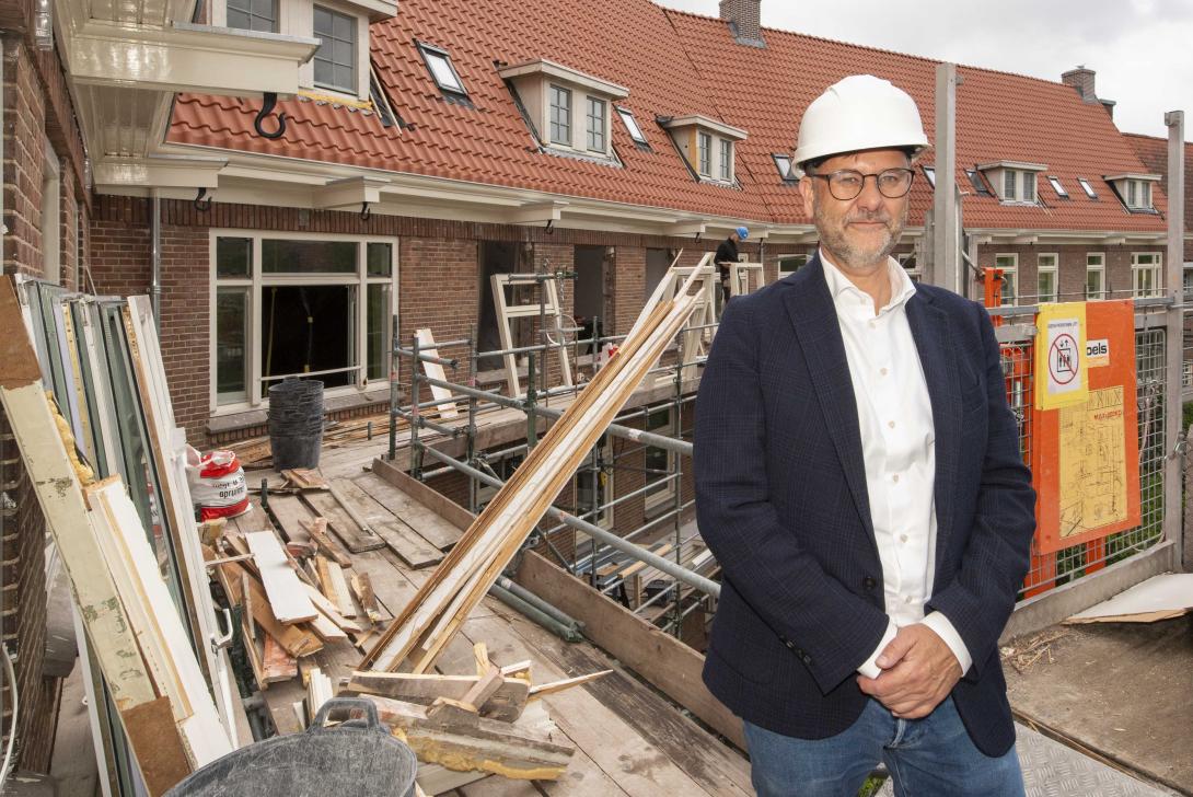 Egbert Dekker, directeur vastgoed & ontwikkeling bij Stadgenoot, bij een renovatie van Stadgenoot in de Amsterdamse Marathonbuurt.