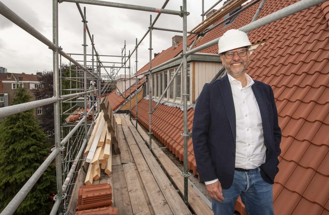 Egbert Dekker bij renovatie van Stadgenoot in Marathonbuurt.