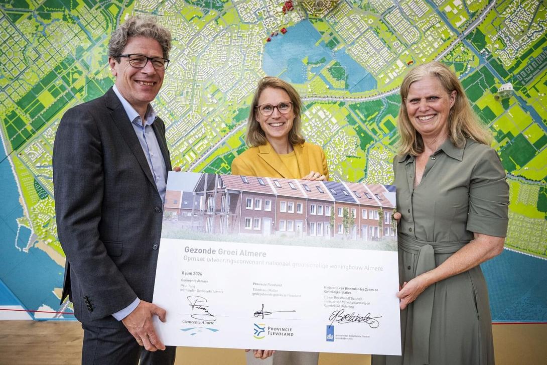 Gemeente Almere, het ministerie van Binnenlandse Zaken en de provincie Flevoland ondertekenden de gezamenlijke ambitie 'Gezonde Groei Almere'. Foto: gemeente Almere